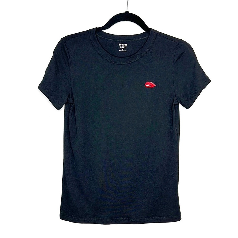 SUNDAY BEST Artizia Embroidered Lips black and red tee size Small